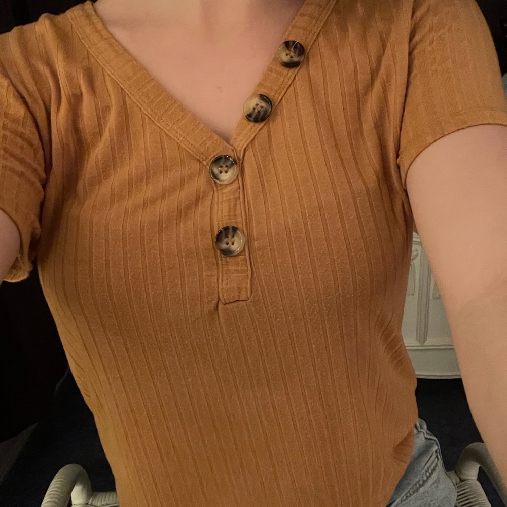 Cute yellow tee 💛